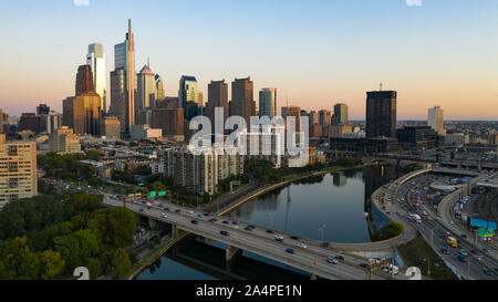 La circulation du véhicule se déplace sur les ponts sur la rivière Schuylkill dans et hors de Philadelphie Banque D'Images