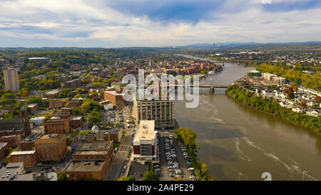 Remorqueur et le centre-ville de Troie NY de Rensselaer Comté le long des berges de la Rivière Hudson Banque D'Images