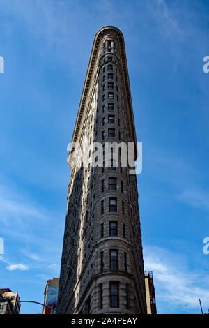 New York, New York/USA - 14 juillet 2019 : le Flatiron building à proximité de Madison Square Gardens à New York, par un beau matin. Banque D'Images