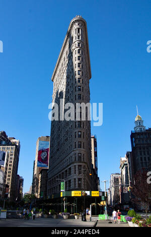 New York, New York/USA - 13 juillet 2019 : le Flatiron building à proximité de Madison Square Gardens à New York, par un beau matin. Banque D'Images