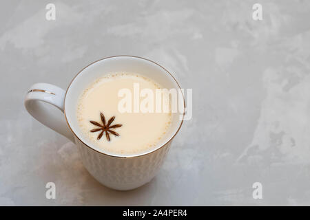Tasse de thé masala (chai) à la badiane sur fond gris. Image avec copie espace Banque D'Images