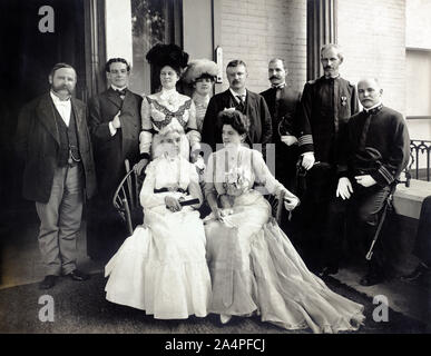 Le président américain Theodore Roosevelt dans portrait de groupe avec le gouverneur de l'Illinois Richard Yates (à gauche), l'Illinois Le Lieutenant-gouverneur William Northcott (extrême gauche), trois officiers militaires non identifiés et quatre femmes, Illinois, USA, photo de Guy R. Mathis, Octobre 1901 Banque D'Images