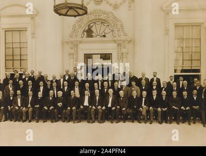 Le président américain Theodore Roosevelt dans Portrait de groupe avec les gouverneurs, les membres de la Commission navigation intérieure, son Cabinet et la Cour suprême des États-Unis, Washington, D.C., USA, 1908 Banque D'Images