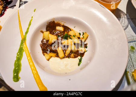 Une petite assiette de veau joues ou carrillada de ternera comme il est connu, accompagné de frites et cuites dans un vin rouge et réduction de légumes Banque D'Images