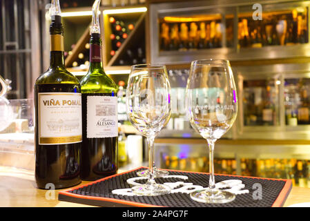 Un peu de vin prêt à être coulé à deli bar Magnum dans la ville de Bilbao au Pays Basque dans le Nord de l'Espagne Banque D'Images