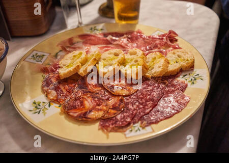 Plateau de charcuterie avec chorizo, salchichón, jamón et pain grillé au Bar Magnum, Bilbao, Espagne Banque D'Images
