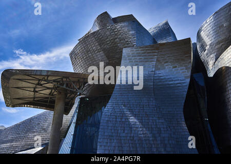 Courbes titanium impressionnantes et auvent d'entrée du musée Guggenheim de Bilbao de Frank Gehry par une journée ensoleillée, Espagne Banque D'Images