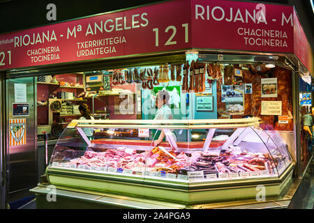 Un décrochage de charcuterie à la Ribera market dans la vieille ville de Bilbao, Espagne Banque D'Images