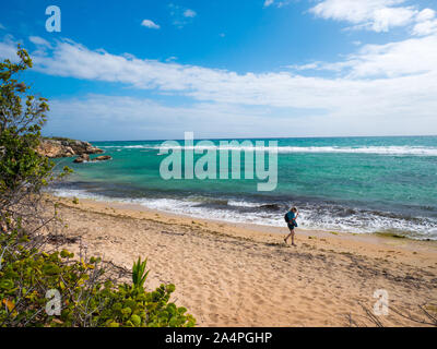 Une femme marche sur la magnifique plage déserte de Guanica réserver à Porto Rico.