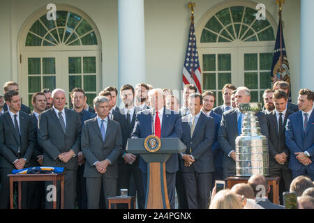 Washington DC, 15 octobre 2019 USA- Le président Donald J. Trump se félicite de la Coupe Stanley 2018, St Louis Blues à la Maison Blanche. La cérémonie d'accueil a eu lieu dans le jardin de roses. Patsy Lynch/MediaPunch Banque D'Images