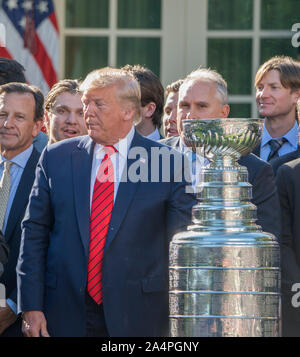 Washington DC, 15 octobre 2019 USA- Le président Donald J. Trump se félicite de la Coupe Stanley 2018, St Louis Blues à la Maison Blanche. La cérémonie d'accueil a eu lieu dans le jardin de roses. Patsy Lynch/MediaPunch Banque D'Images