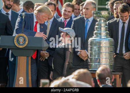 Washington DC, 15 octobre 2019 USA- Laila, Anderston le St Louis Blues "plus grand fan" est portée à la tribune par le Président Donald J. Trump lors d'une cérémonie de bienvenue pour les Champions de la Coupe Stanley 2018, St Louis Blues à la Maison Blanche. Qui est contre le cancer Anderston a donné une bague de la Coupe Stanley.La cérémonie d'accueil a eu lieu dans le jardin de roses. Patsy Lynch/MediaPunch Banque D'Images