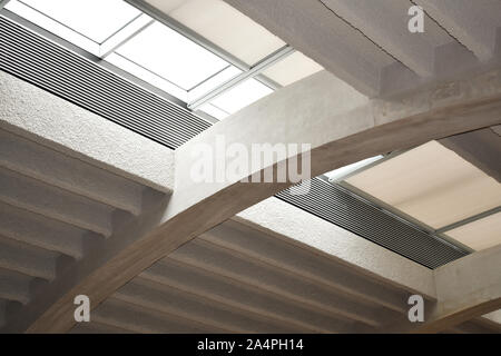 Le béton blanc moderne avec haut plafond voûté fenêtres et grilles de ventilation. Une architecture moderne avec des poutres cintrées. Banque D'Images