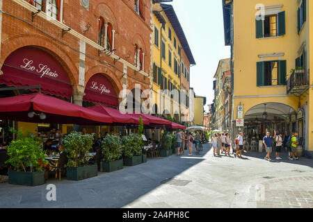 Vue sur le centre historique de la célèbre ville de Pise avec terrasse de café sous les arcades de Borgo Stretto et les touristes en été, Toscane, Italie Banque D'Images