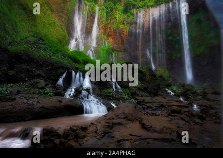 Belle cascade, la SEWU Tumpak Tumpak Sewu Waterfall ou aussi appelé Sewu Coban est un 120 mètres de haut situé à cascade Lumajang Regency, l'Est de Java. Banque D'Images