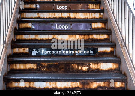 Chicago : 11 octobre 2018, l'entrée dans la station de métro de la boucle au centre-ville - Centre-ville de Chicago - Chicago, Illinois, USA Banque D'Images