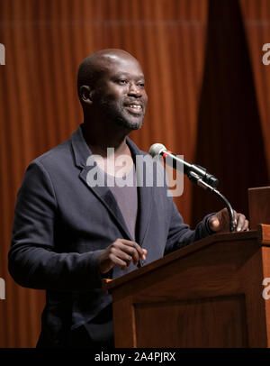 A noté l'architecte britannique Sir David Adjaye, originaire du Ghana, parle de sa pratique internationale durant une conférence à l'Université du Texas à Austin. Adjaye a reçu récemment une commission de concevoir le projet de la Maison de la famille abrahamique à Abu Dhabi. Banque D'Images