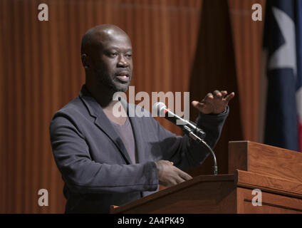 Austin, Texas, États-Unis. 8 octobre, 2019. A noté l'architecte britannique Sir David Adjaye, originaire du Ghana, parle de sa pratique internationale durant une conférence à l'Université du Texas à Austin, le 8 octobre 2019. Adjaye a reçu récemment une commission de la construction du projet de la Maison de la famille abrahamique à Abu Dhabi. Credit : Bob Daemmrich/ZUMA/Alamy Fil Live News Banque D'Images