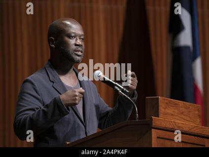 Austin, Texas, États-Unis. 8 octobre, 2019. A noté l'architecte britannique Sir David Adjaye, originaire du Ghana, parle de sa pratique internationale durant une conférence à l'Université du Texas à Austin, le 8 octobre 2019. Adjaye a reçu récemment une commission de la construction du projet de la Maison de la famille abrahamique à Abu Dhabi. Credit : Bob Daemmrich/ZUMA/Alamy Fil Live News Banque D'Images