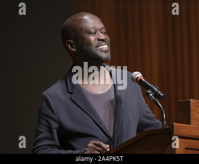 Austin, Texas, États-Unis. 8 octobre, 2019. A noté l'architecte britannique Sir David Adjaye, originaire du Ghana, parle de sa pratique internationale durant une conférence à l'Université du Texas à Austin, le 8 octobre 2019. Adjaye a reçu récemment une commission de la construction du projet de la Maison de la famille abrahamique à Abu Dhabi. Credit : Bob Daemmrich/ZUMA/Alamy Fil Live News Banque D'Images