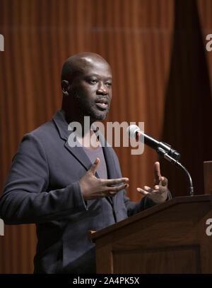 Austin, Texas, États-Unis. 8 octobre, 2019. A noté l'architecte britannique Sir David Adjaye, originaire du Ghana, parle de sa pratique internationale durant une conférence à l'Université du Texas à Austin, le 8 octobre 2019. Adjaye a reçu récemment une commission de la construction du projet de la Maison de la famille abrahamique à Abu Dhabi. Credit : Bob Daemmrich/ZUMA/Alamy Fil Live News Banque D'Images