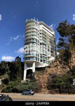 1960 Un immeuble d'époque situé dans le Pacific Palisades au-dessus de l'Autoroute de la côte pacifique à Santa Monica, CA. Banque D'Images