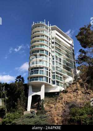 1960 Un immeuble d'époque situé dans le Pacific Palisades au-dessus de l'Autoroute de la côte pacifique à Santa Monica, CA. Banque D'Images