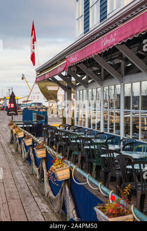 Restaurant terrasse sur le front de Steveston à un matin nuageux en Colombie-Britannique Banque D'Images