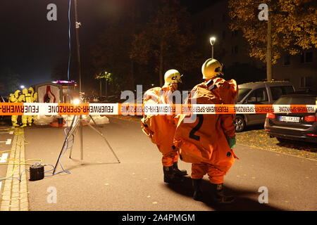 Haldensleben, Allemagne. 15 Oct, 2019. Les pompiers sont en scaphandres de protection. Deux employés de la parcel Service Hermes à Haldensleben en Saxe-Anhalt sont morts dans un délai d'une journée dans le cadre de circonstances encore peu clair. Credit : Matthias Strauß/dpa/Alamy Live News Banque D'Images