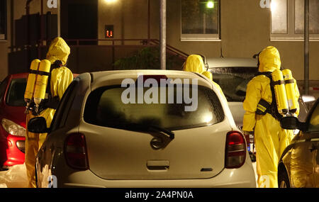 Haldensleben, Allemagne. 15 Oct, 2019. Les pompiers sont en scaphandres de protection. Deux employés de la parcel Service Hermes à Haldensleben en Saxe-Anhalt sont morts dans un délai d'une journée dans le cadre de circonstances encore peu clair. Credit : Matthias Strauß/dpa/Alamy Live News Banque D'Images