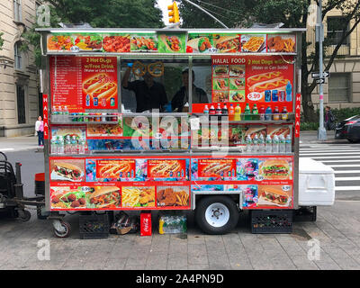 Les vendeurs de camions de nourriture dans la ville de New York. NYC populaires camion alimentaire pour les résidents et les touristes, de hot dog de jus frais de nourriture. Manhattan. New York. USA. Octobre 3rd, 2018, Banque D'Images