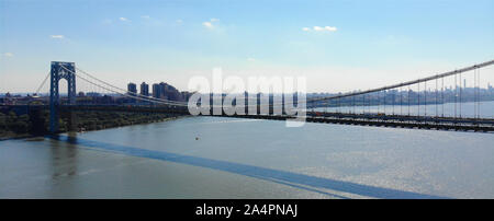 Vue aérienne du pont George Washington à Fort Lee (New Jersey), George Washington Bridge est un pont suspendu enjambant le fleuve Hudson reliant le New Jersey à Manhattan New York Banque D'Images