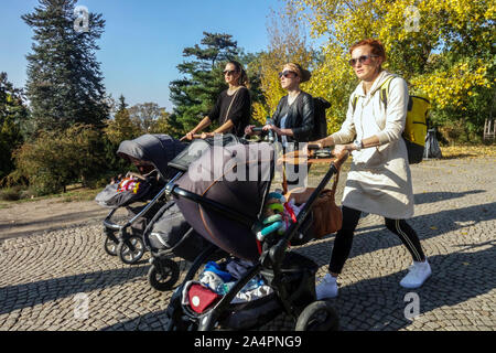 Trois femmes avec poussettes, femmes marchant dans le parc de la ville, se promenant ensemble Riegrovy sady Prague République tchèque Europe poussette poussette PRAM Banque D'Images