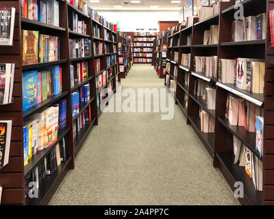 Lignes de différents livres colorés se trouvant sur les étagères de la librairie urbaine moderne, San Diego, USA, Octobre 09, 2019 Banque D'Images