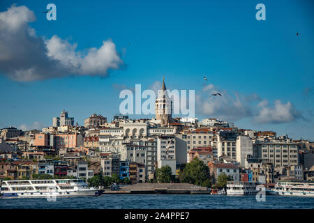 La tour de Galata et ses environs. Vue depuis le pont de Galata, Istanbul, Turquie. Banque D'Images