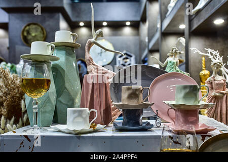 Une vitrine avec la pose de vaisselle en porcelaine. Belle merchandising, plats pour restaurants et hôtels. Banque D'Images