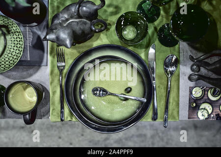 Une vitrine avec la pose de vaisselle en porcelaine. Belle merchandising, plats pour restaurants et hôtels. Banque D'Images