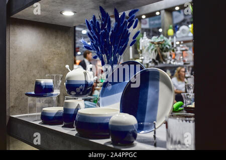 Une vitrine avec la pose de vaisselle en porcelaine. Belle merchandising, plats pour restaurants et hôtels. Banque D'Images