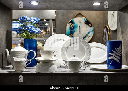 Une vitrine avec la pose de vaisselle en porcelaine. Belle merchandising, plats pour restaurants et hôtels. Banque D'Images
