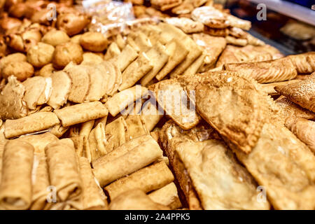 Une vitrine avec du pain pâtisseries, beaucoup de produits différents à partir de la farine, des saucisses en croûte, pasties, bagels, crème glacée. Banque D'Images