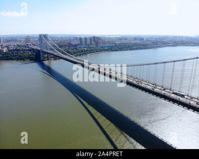 Vue aérienne du pont George Washington à Fort Lee (New Jersey), George Washington Bridge est un pont suspendu enjambant le fleuve Hudson reliant le New Jersey à Manhattan New York Banque D'Images