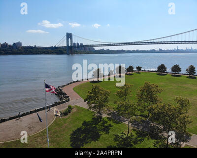 Vue aérienne de drapeau américain avec George Washington Bridge à Fort Lee, New Jersey sur l'arrière-plan. USA Banque D'Images