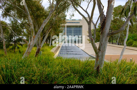 Vue de l'entrée de la Haute Cour d'Australie, par le biais de plantes indigènes, Triangle parlementaire, Canberra, Territoire de la capitale australienne, Australie Banque D'Images