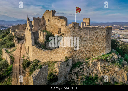 Avis de Palafolls château forteresse médiévale ruinée entre Gérone et Barcelone sur la Costa Brava avec le drapeau catalan est fier de voler au-dessus de la Roma Banque D'Images