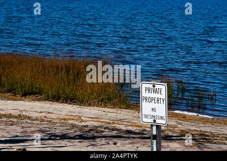 Une propriété privée Aucune intrusion signe sur une plage sur le lac Pleasant, NEW YORK Dans les Adirondacks Banque D'Images