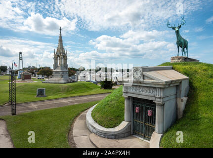 Cimetière Greenwood de la Nouvelle-Orléans, avec les monuments de la tombe de Fireman et d'Elks. Banque D'Images