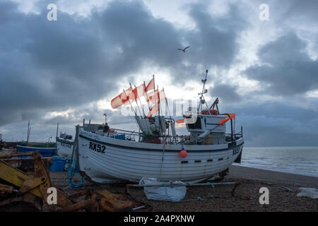 Bateau de pêche à l'aube sur la vieille ville de Hastings Stade, East Sussex, UK Banque D'Images