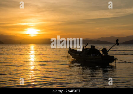 Longue queue voile au coucher du soleil, Koh Phayam, Thaïlande Banque D'Images