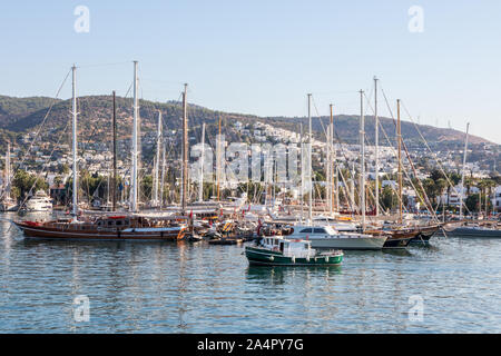 Bodrum, Turquie - Setember 18e 2019 : Bateaux du port intérieur. De nombreux bateaux sont amarrés dans le port de plaisance. Banque D'Images