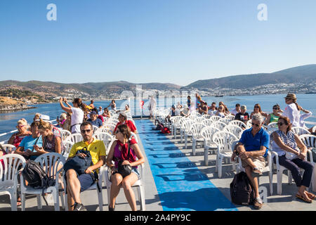 Bodrum, Turquie - 18 septembre 2019 : Les passagers sur le pont supérieur d'un traversier. Services quotidiens vont de Bodrum à Kos Banque D'Images